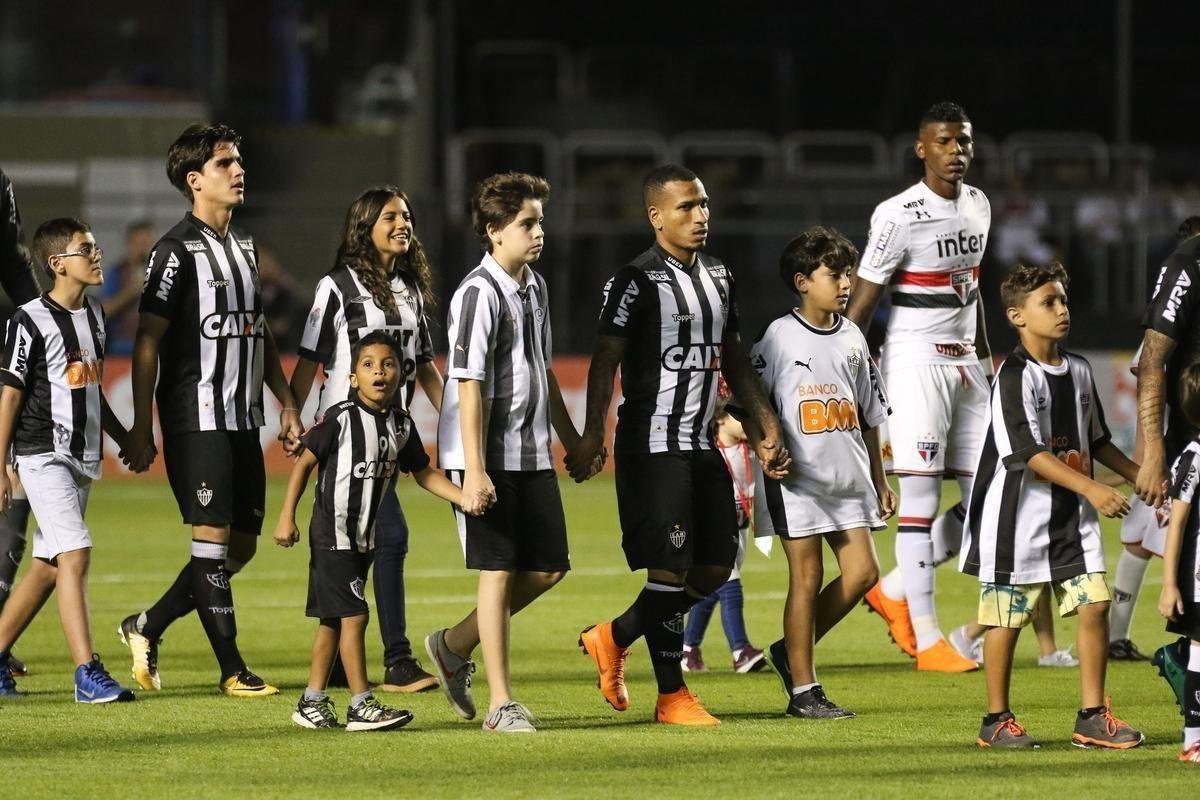 Atl�tico saiu atr�s, conseguiu virada com R�ger Guedes e Ricardo Oliveira, mas cedeu empate no Morumbi