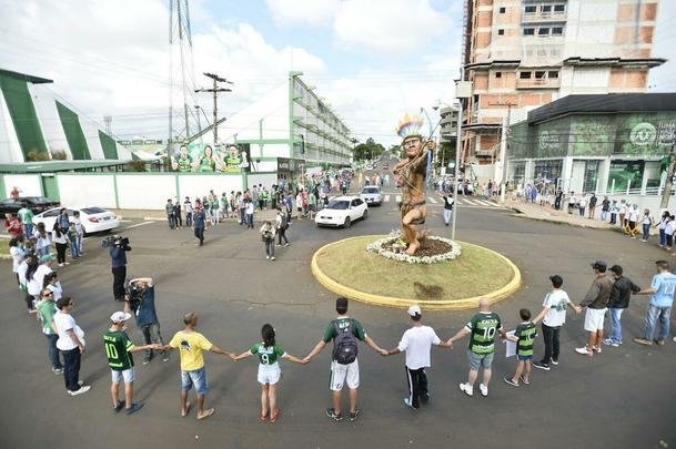 Pela última rodada do Campeonato Brasileiro, a Chapecoense receberia o Atlético na Arena Condá. Com a tragédia envolvendo a delegação da equipe catarinense, a rodada deste fim de semana não aconteceu, sendo adiada para o próximo. Solidário à Chape, que, além de perder jogadores e comissão técnica, não possui condições psicológicas para entrar em campo, o Atlético se pronunciou contra a realização da partida