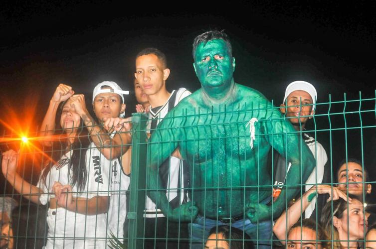 Torcida do Atlético recepciona campeões brasileiros em Confins após conquista em Salvador, com vitória por 3 a 2, de virada, sobre o Bahia