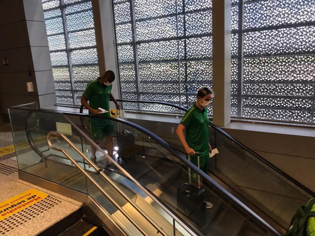 Delegao do Amrica embarca rumo a Assuno