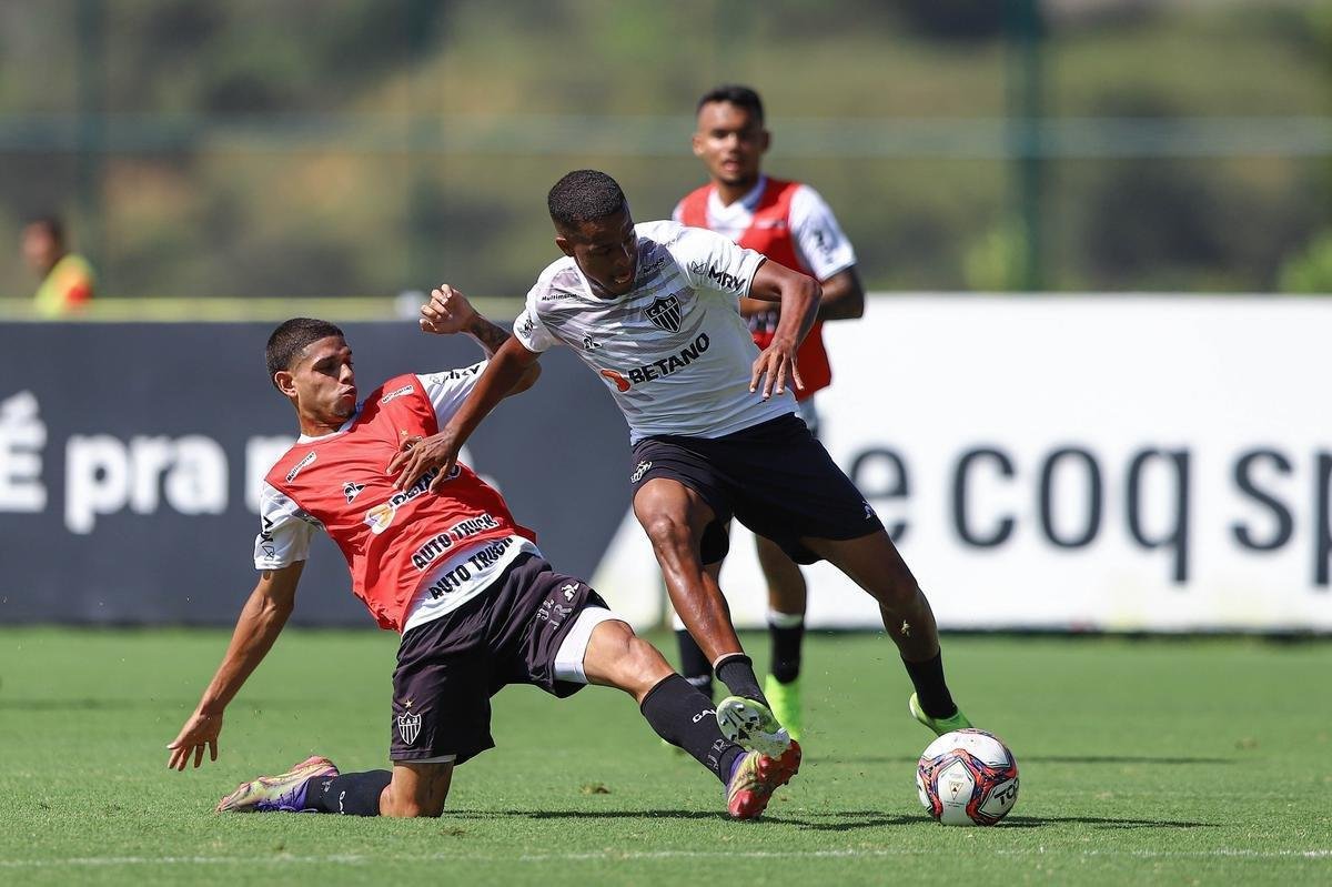 Fotos do coletivo entre profissionais e sub-20 do Atltico