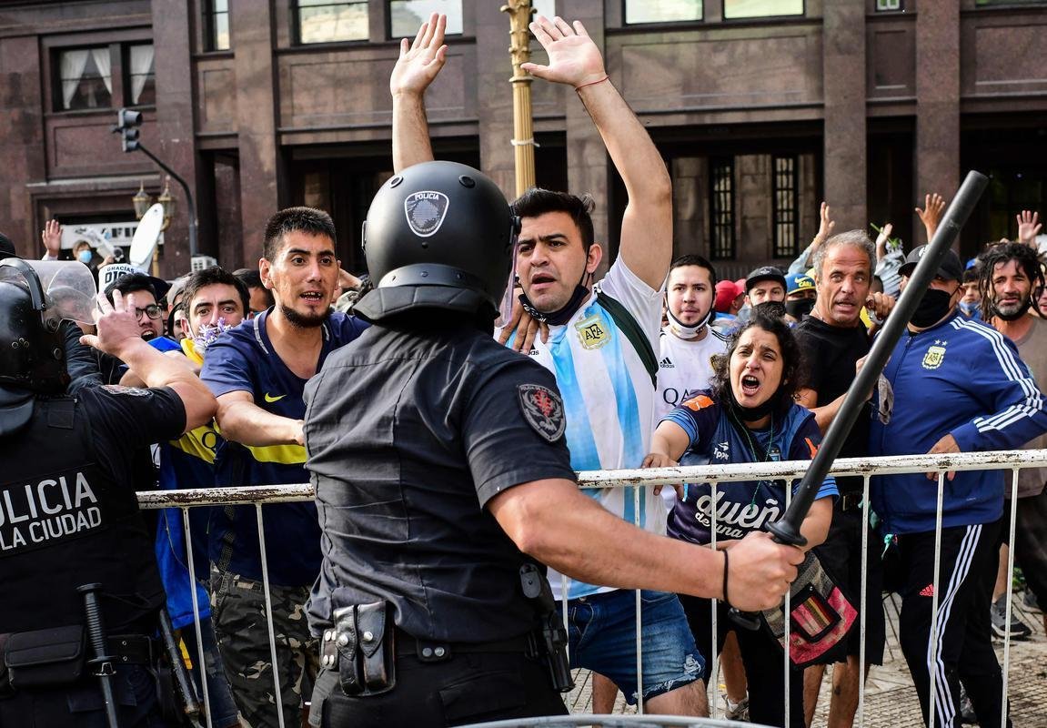 No comeo da manh desta quinta-feira, fs tentaram furar o bloqueio policial e entraram em choque com os militares durante velrio de Diego Armando Maradona, na Casa Rosada, sede do governo argentino em Buenos Aires.