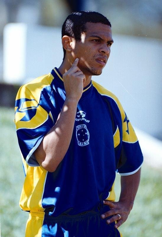 Revelado pelo Cruzeiro, Geovanni tambm passou por
Amrica, Barcelona, da Espanha, Benfica, de Portugal, Manchester City e Hull City, ambos da Inglaterra, SJ Earthquakes, dos Estados Unidos, Vitria e Bragantino