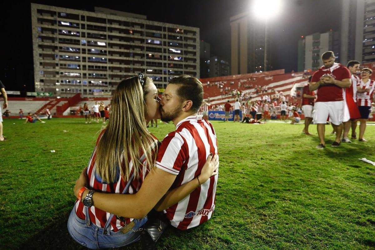A felicidade alvirrubra invadiu o gramado após a vitória em cima do Paysandu, em cobranças da marca penal.