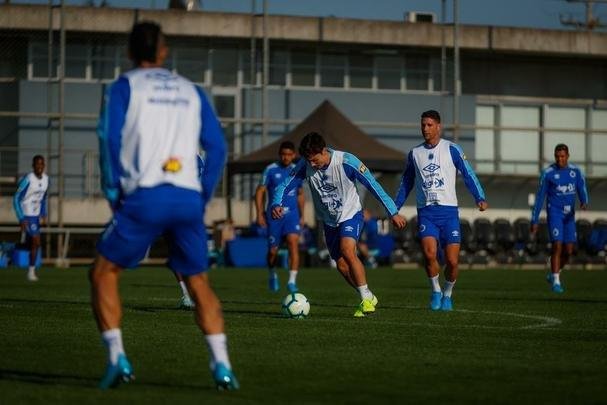Cruzeiro treinou nesta tera-feira no CT do Grmio, em Porto Alegre, e concluiu a preparao para o duelo com o Internacional, no Beira-Rio, pela semifinal da Copa do Brasil. Time precisa de vitria por dois gols de diferena para ir  final. Se vencer por um gol de vantagem, a deciso ser nos pnaltis. Rogrio Ceni deve escalar o time com Fbio; Edilson, Ded (Fabrcio Bruno), Leo e Dod; Henrique e Robinho; Marquinhos Gabriel, Thiago Neves e David; Pedro Rocha.