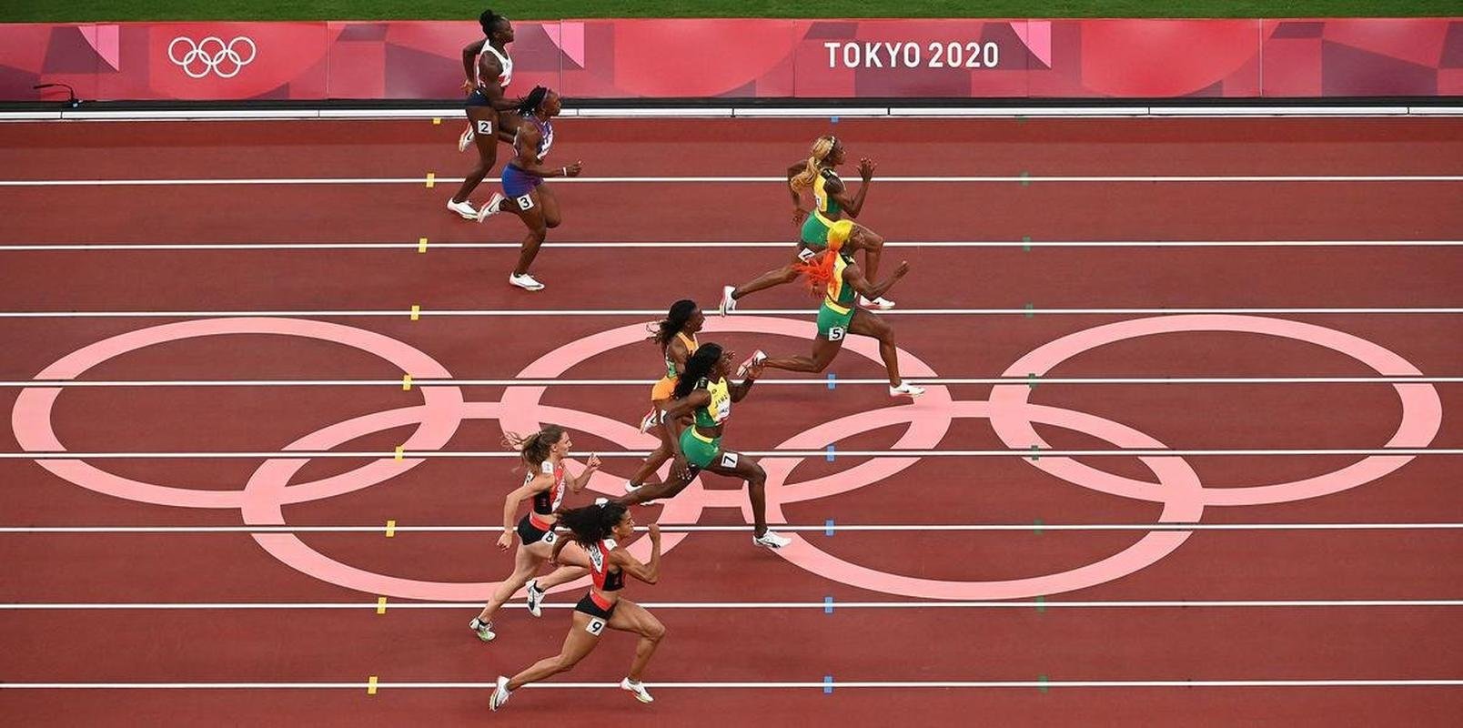 Fotos espetaculares da vitria da jamaicana Elaine Thompson-Herah nos 100m rasos dos Jogos Olmpicos de Tquio com o tempo de 10s61. A velocista quebrou o recorde olmpico e comandou o pdio jamaicano ao lado de Ann Fraser-Pryce, prata, e Shericka Jackson, bronze.