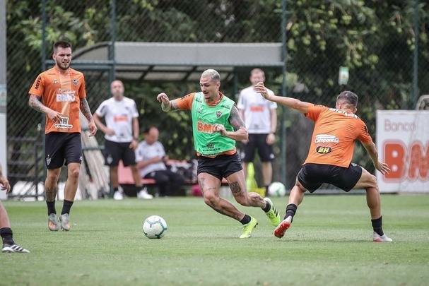 Com Sette Câmara em campo, Atlético se prepara para jogo contra o São Paulo