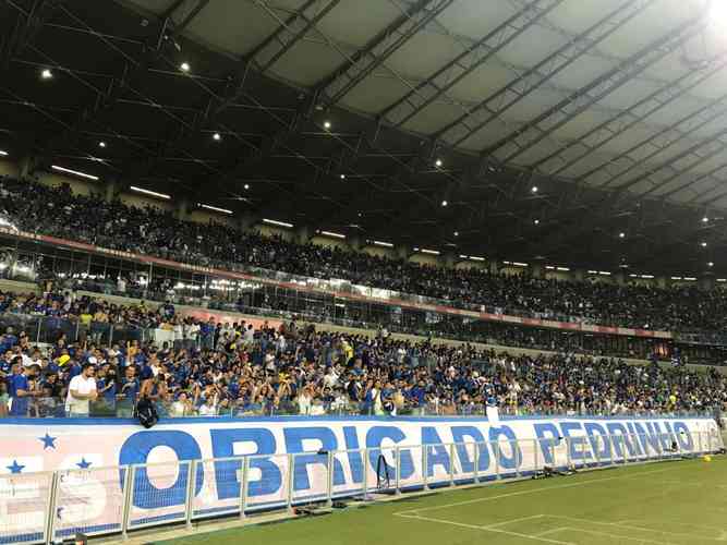 Fotos do empresrio Pedro Loureno, o Pedrinho, no meio da torcida Mfia Azul durante jogo do Cruzeiro contra o Nutico no Mineiro. Dono da rede Supermercados BH  o grande apoiador do clube e teve o nome gritado pela torcida. Por outro lado, o presidente Srgio Santos Rodrigues foi xingado pelo pblico.