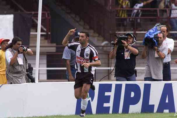 2001 - Nessa temporada, o Atltico fez 120 gols. Guilherme foi o artilheiro, marcando 32 vezes
