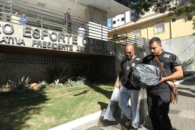 9/7 - BUSCA E APREENSO: a Polcia Civil cumpre mandados de busca e apreenso nas casas do presidente Wagner Pires de S, do vice-presidente de futebol Itair Machado, do diretor-geral Srgio Nonato, de um empresrio com negcios com o Cruzeiro, na sede administrativa e nas Tocas da Raposa I e II, alm da sede da torcida organizada Mfia Azul. Foram recolhidos e/ou periciados computadores, telefones celulares e documentos