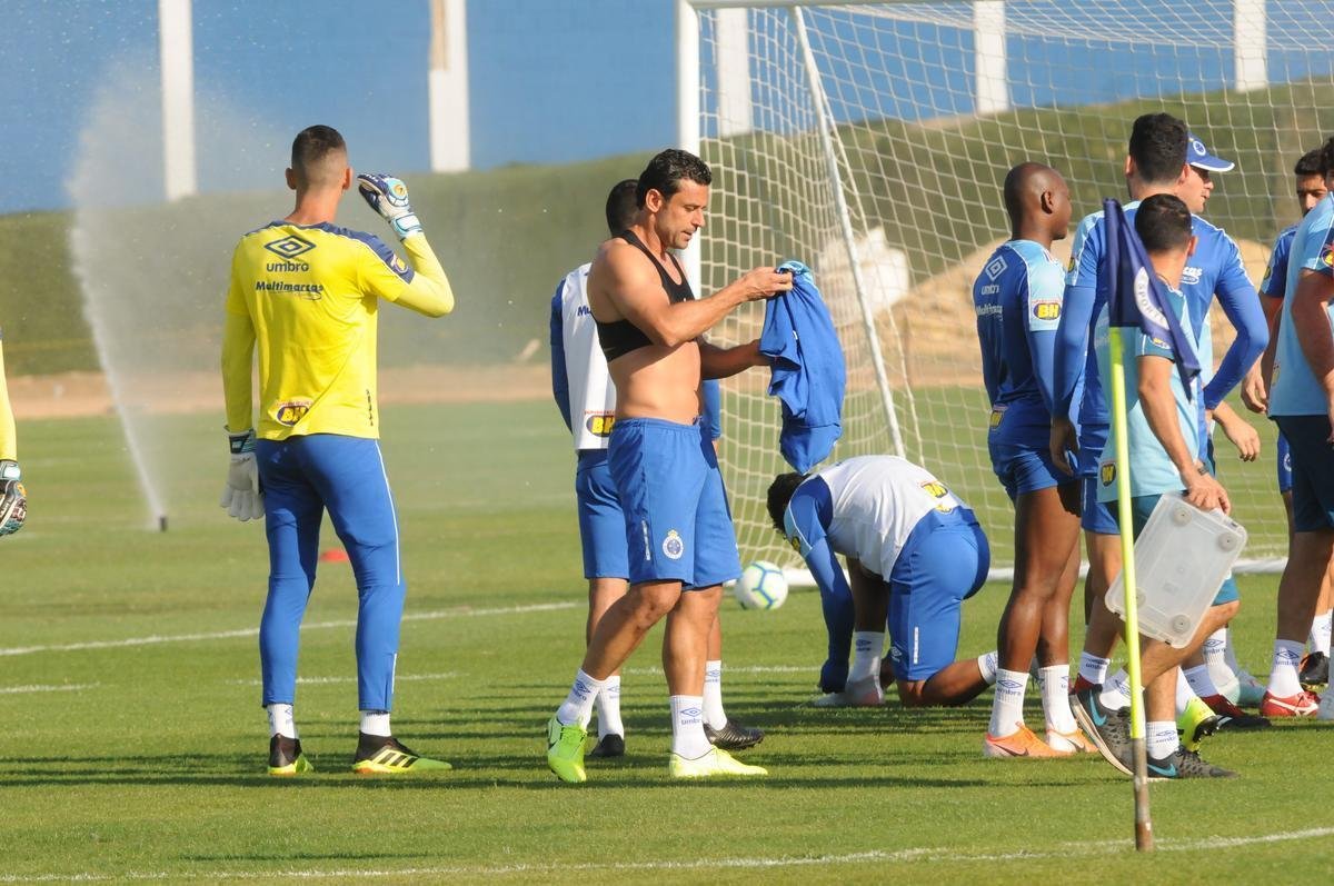 Cruzeiro fez nesta segunda-feira  tarde, na Toca da Raposa II, o ltimo treino em Belo Horizonte antes da partida contra o Internacional, quarta, no Beira-Rio, pela semifinal da Copa do Brasil. O tcnico Rogrio Ceni deve escalar Fbio; Edilson, Ded, Fabrcio Bruno (Leo) e Egdio (Dod); Henrique e Robinho; Marquinhos Gabriel; Thiago Neves e David; Pedro Rocha. Servindo  Seleo Colombiana, Orejuela est fora do jogo.