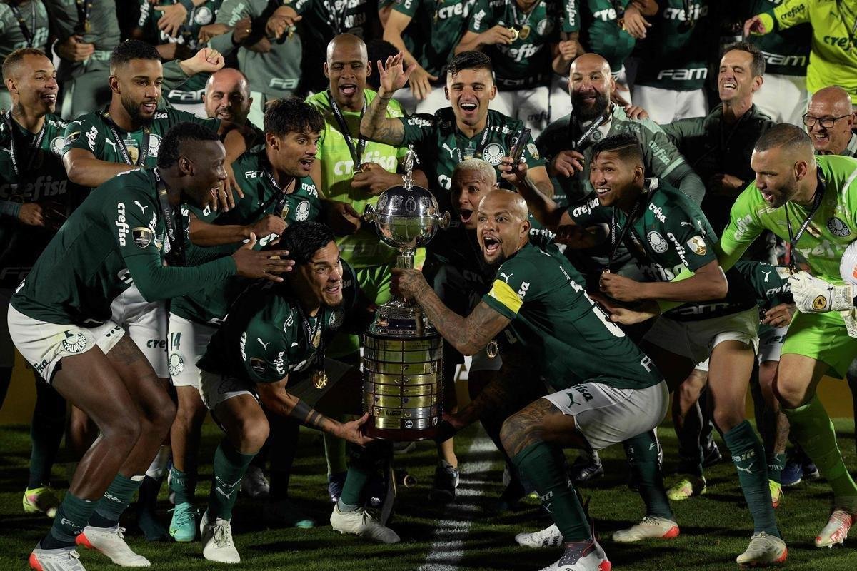 Fotos: festa dos jogadores do Palmeiras com a taa da Libertadores
