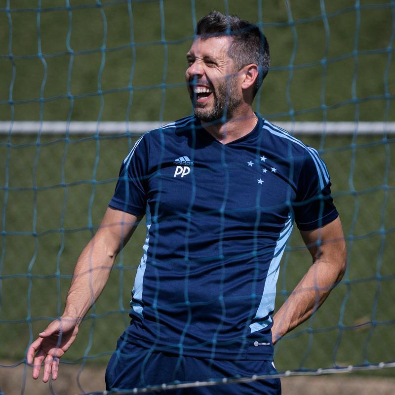 Fotos do treino do Cruzeiro nesta quinta-feira (4), na Toca da Raposa II, em Belo Horizonte. Time celeste enfrentar o Tombense no sbado, s 19h, no Mineiro, pela Srie B.