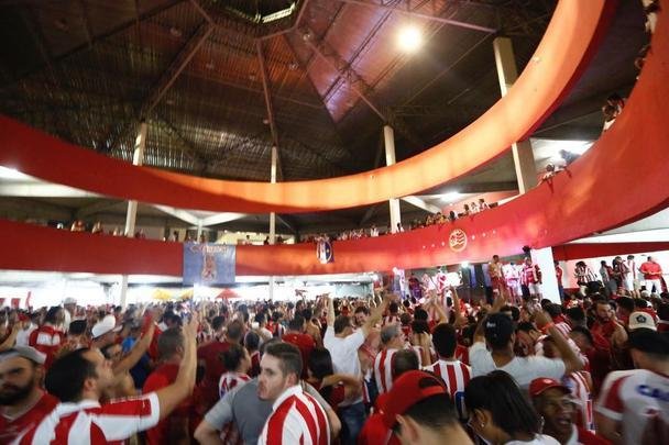 A felicidade alvirrubra invadiu o gramado após a vitória em cima do Paysandu, em cobranças da marca penal.