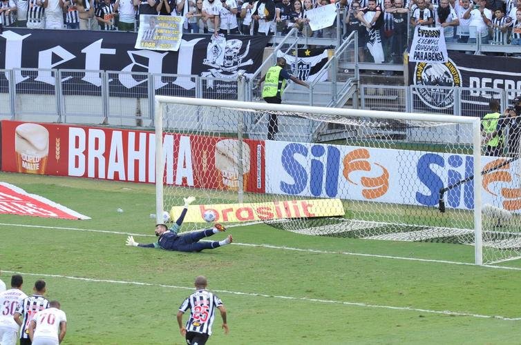 De pnalti, Hulk empata para o Atltico diante do Fluminense no Mineiro. Lance foi revisado pelo VAR