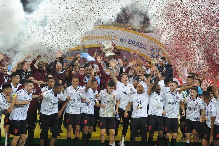 12° - Athletico-PR (dois títulos) - um Campeonato Brasileiro (2001) e uma Copa do Brasil (2019)