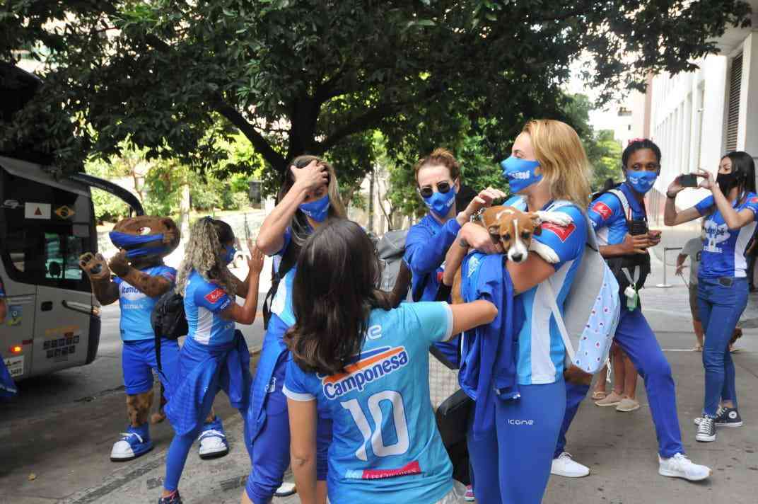 Fotos da chegada das jogadoras do Minas em Belo Horizonte, após a equipe vencer o Praia Clube e conquistar a Superliga Feminina de Vôlei.