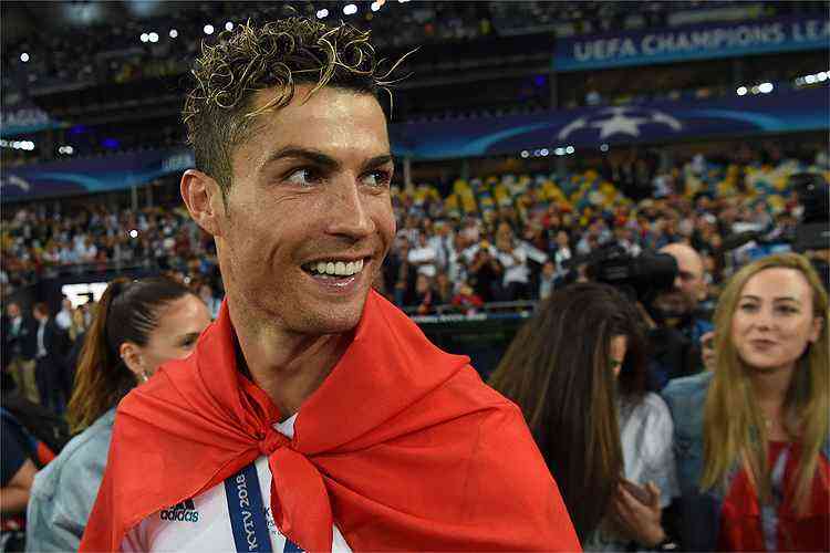 Cristiano Ronaldo 'voltou' ao Real Madrid para deixar adeptos a suspirar  - Vídeos - Jornal Record