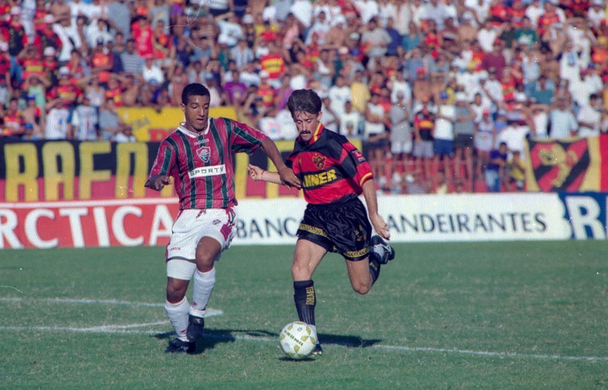 Marcado por Lima, do Fluminense, atacante Luiz Müller veste a camisa do Sport feita pela Rhummel em 1996, no Brasileirão.