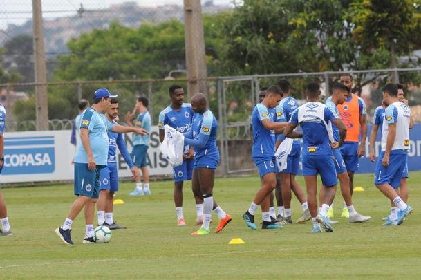 Adilson Batista em ao em seu primeiro treino  frente do Cruzeiro