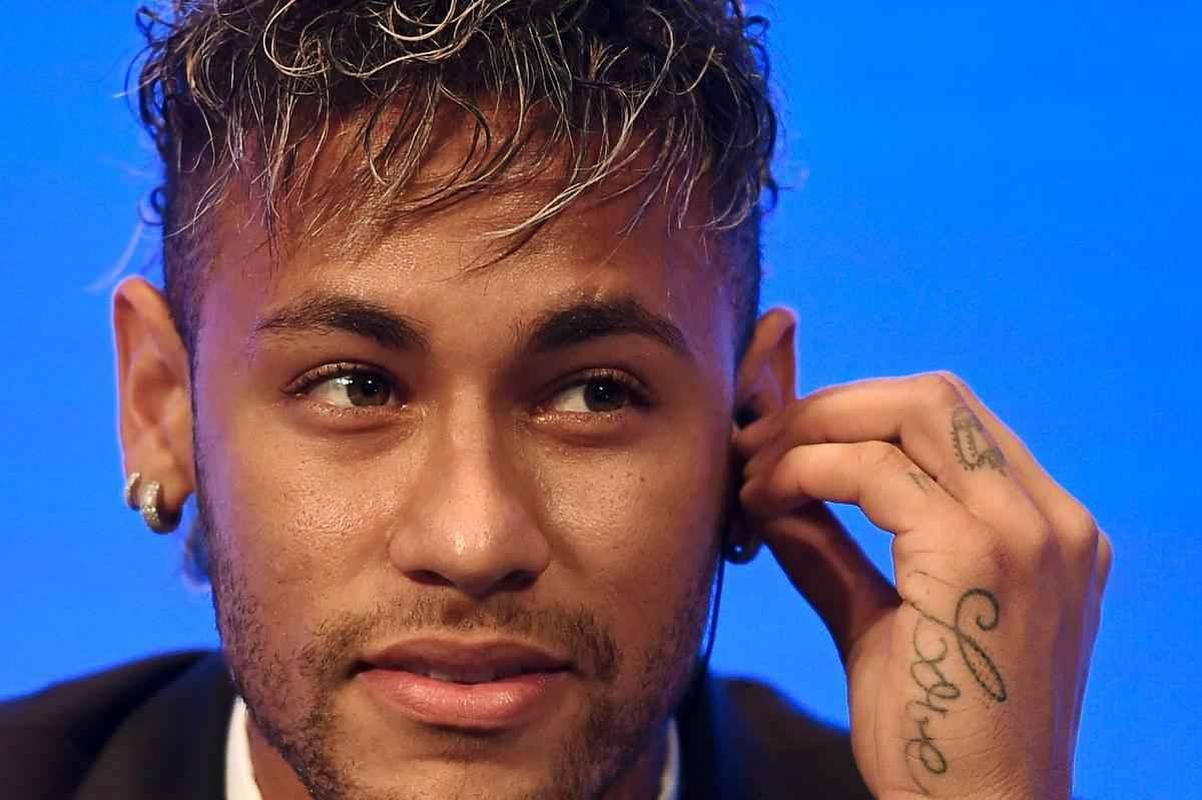 Imagens da apresentao de Neymar como grande reforo do Paris Saint-Germain 