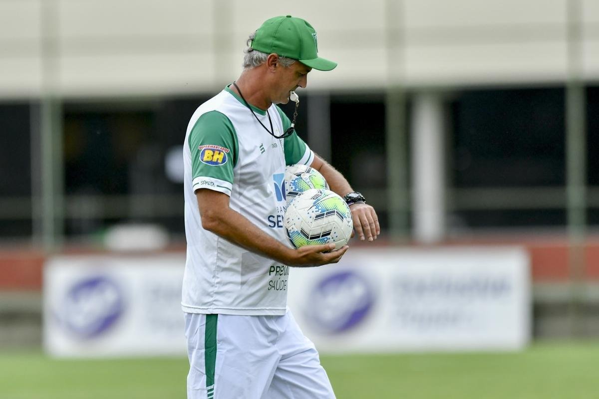 Titulares do Amrica foram poupados do treino com bola no campo, nesta segunda-feira, no CT Lanna Drumond. De qualquer forma, todo o elenco participou de uma palestra com o tcnico Lisca. A novidade do dia foi a volta do zagueiro Eduardo Bauermann s atividades normais. O volante Z Ricardo segue como dvida para enfrentar o Internacional na quarta-feira, em 'deciso' pela Copa do Brasil