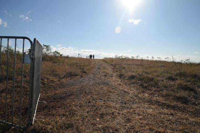 Foto do Mirante do Jatob, em Brumadinho, local onde o volante Henrique, do Cruzeiro, sofreu acidente de carro na sexta-feira (26/6). Veculo do jogador, um Land Rover, saiu da estrada prximo aos cavaletes, passou sobre uma vala, percorreu essa trilha e caiu em penhasco por cerca de 200 metros. (Alexandre Guzanshe / EM DA PRESS)