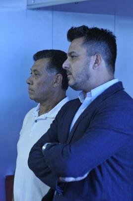 Lateral-esquerdo Dod, de 26 anos, foi apresentado pelo Cruzeiro na Toca; Jos Benedito, pai do lateral, e Jnior Pedroso, empresrio, estiveram presentes