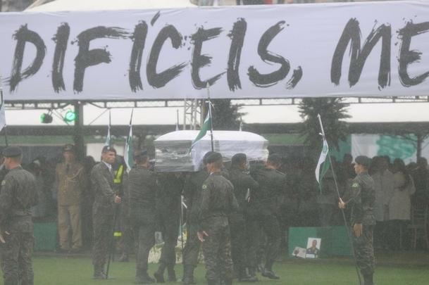 Chegada dos corpos  Arena emocionou a todos. Foi o reencontro dos heris com suas famlias