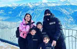 Jogador argentino est curtindo dias de frias com a mulher e os filhos nos Alpes
