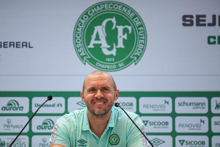 Mozart Santos, técnico (Chapecoense)