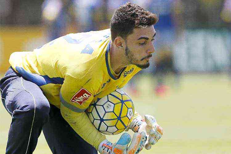 Goleiro do Fortaleza se torna o maior pegador de pênalti do