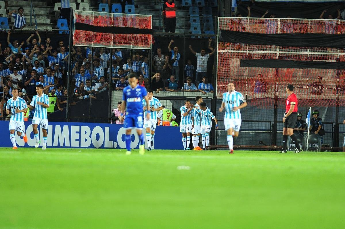 Fotos do primeiro tempo de Racing e Cruzeiro, no El Cilindro, pela Copa Libertadores. Lautaro Martnez abriu o placar para os argentinos