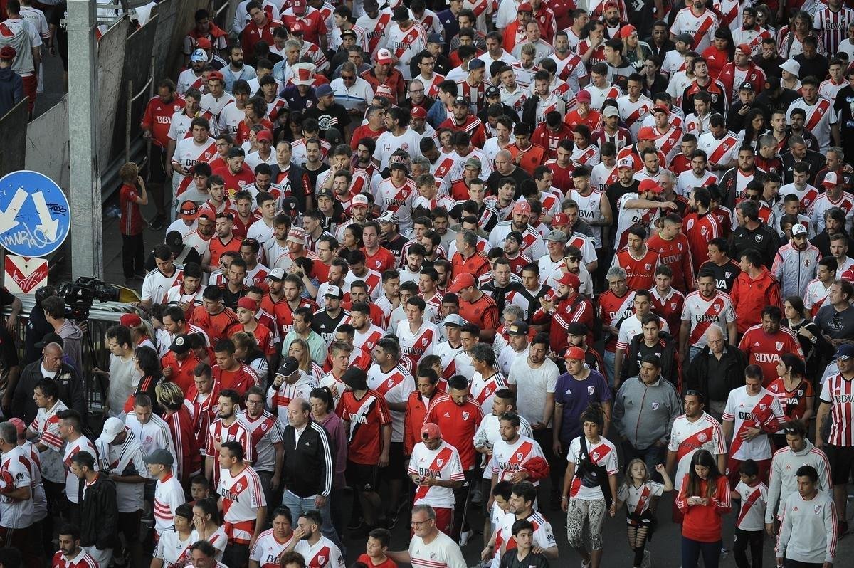 Torcedores do River Plate lotaram o Monumental e tiveram que voltar para casa frustrados
