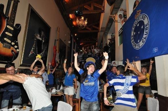 Torcedores do Cruzeiro comemoram o ttulo brasileiro em bares de BH