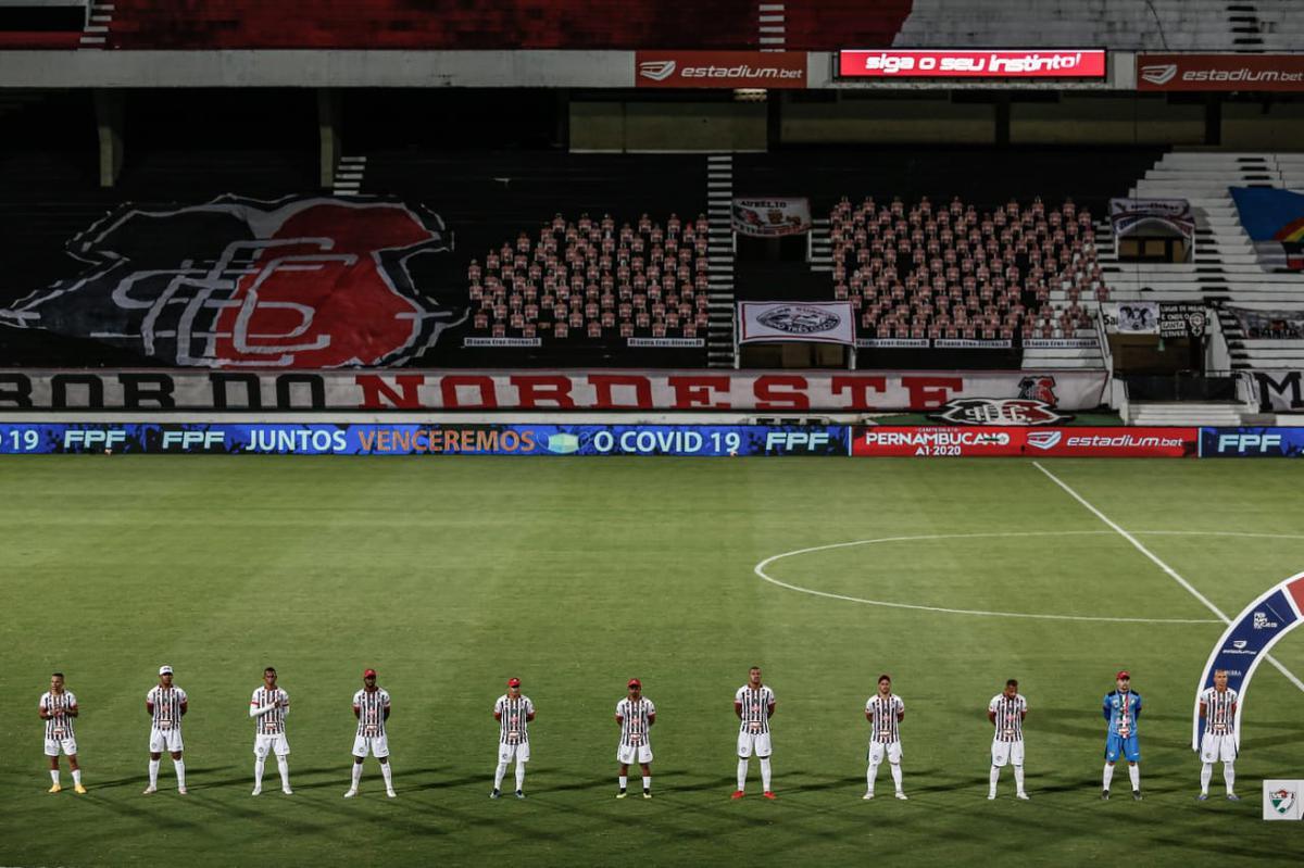 Primeiro tempo de jogo foi pegado, com chances para as duas equipes. O Salgueiro começou se lançando mais para o ataque, mas foram do Santa Cruz as melhores oportunidades. O time coral até balançou as redes, mas a arbitragem assinalou impedimento.