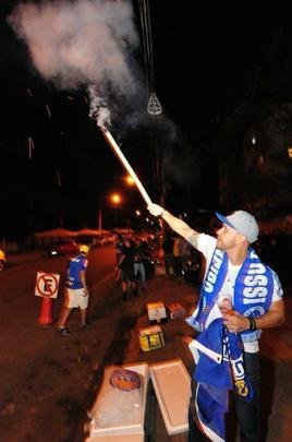 Torcedores do Cruzeiro fazem viglia de 24 horas no Mineiro para aguardar a primeira partida da final da Copa do Brasil contra o Corinthians, nesta quarta-feira, s 21h45. Evento foi divulgado na internet e reuniu dezenas de fanticos. Movimento foi lanado em 2013, antes de jogo decisivo com o Grmio, pelo Campeonato Brasileiro, e j havia se repetido em 2017 antes da deciso da Copa do Brasil.