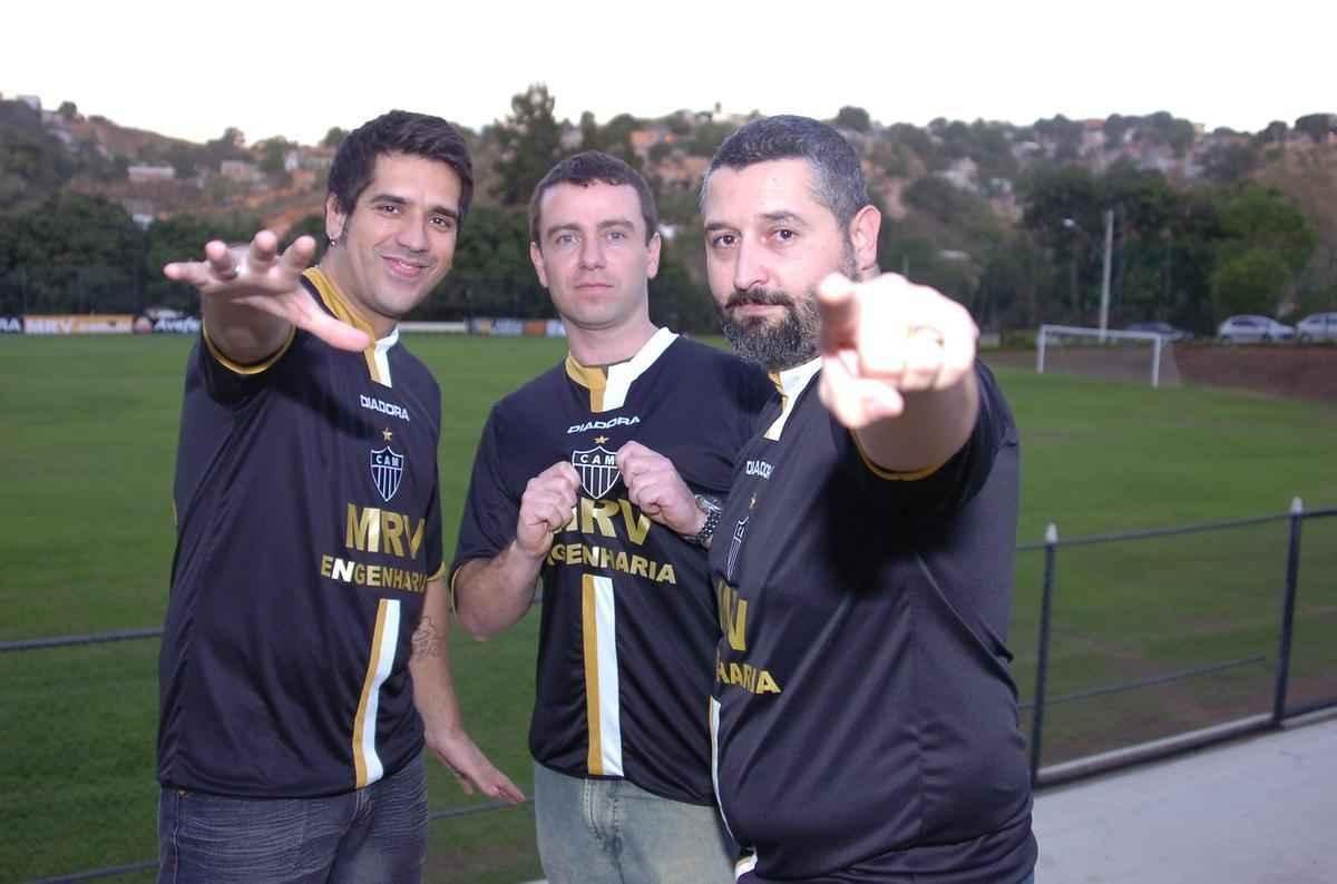 Novamente com a Diadora, Atltico teve camisa preta com detalhes em branco e dourado em 2006