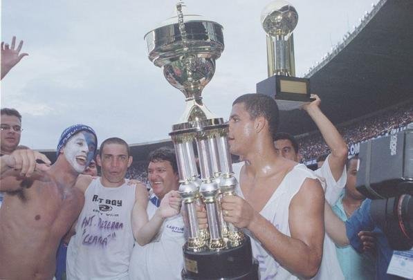 Depois da vitria por 2 a 1 sobre o Paysandu naquele 30 de novembro, no Mineiro, resultado que confirmou o ttulo brasileiro de 2003 com duas rodadas de antecedncia, jogadores do Cruzeiro, comisso tcnica e diretoria promoveram uma grande festa no gramado. Sem a taa oficial da CBF, o elenco deu a volta olmpica com trofus simblicos. Os mais de 75 mil presentes festejaram a indita Trplice Coroa no futebol brasileiro. Antes, o clube celeste j havia conquistado o Campeonato Mineiro de forma invicta e a Copa do Brasil.