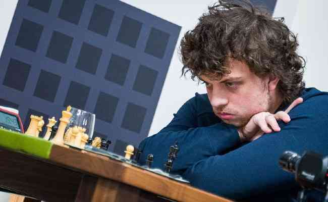 Americano de 19 anos que derrotou Magnus Carlsen, melhor jogador de xadrez do mundo, vem sendo acusado de trapaa 
