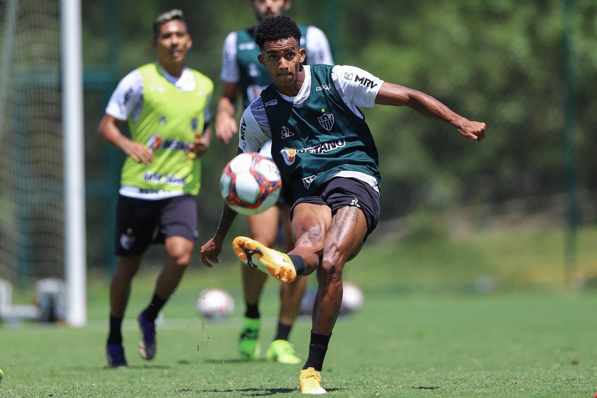 Treino do Atlético em campo. Jogadores fizeram atividade pela manhã no gramado. No período da tarde, trabalho foi na academia