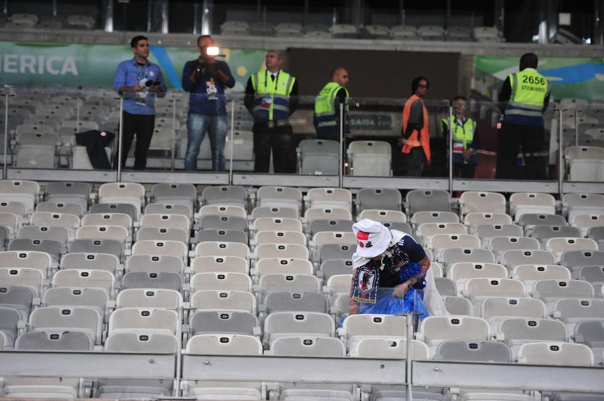 Depois do empate entre Japo e Equador, por 1 a 1, pela Copa Amrica, um torcedor japons deu um bom exemplo aos brasileiros. Com pacincia, ele recolheu lixo em vrios pontos do setor em que se encontrava no Mineiro. Na Copa de 2014, no Brasil, os nipnicos j haviam mostrado civilidade ao mundo ao limpar arquibancadas e vestirios dos estdios.