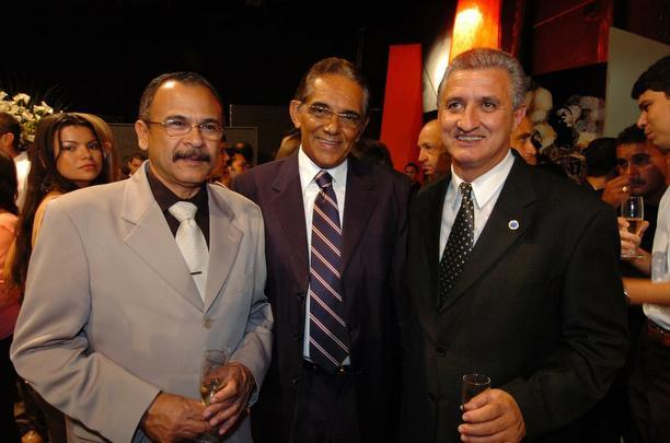 30/01/2006 - Antonio Sergio Figueiredo (e), o supervisor de futebol do Cruzeiro, Benecy Queiroz (c) e Eduardo Maluf (d), durante a cerimônia de entrega do 5 Troféu Tele Santana, no Teatro Alterosa.