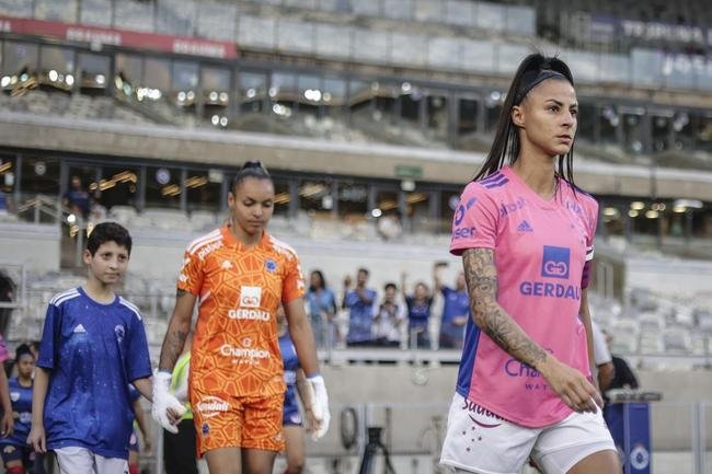 Em preliminar de Cruzeiro x Ituano pela Srie B, o time feminino da Raposa, conhecido como Cabulosas, goleou o Araguari por 8 a 0 pela terceira rodada do Campeonato Mineiro Feminino. Equipe cruzeirense estreou o uniforme rosa, confeccionado pela Adidas em homenagem  campanha Outubro Rosa, de conscientizao contra o cncer de mama