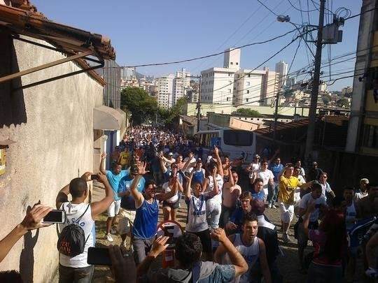 Torcids do Cruzeiro na chegada ao Independncia (Rua Ismnia Tunes, no Horto)
