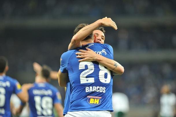 Cruzeiro ampliou sua vantagem no primeiro tempo com gol de Barcos, aos 26 minutos: 1 a 0