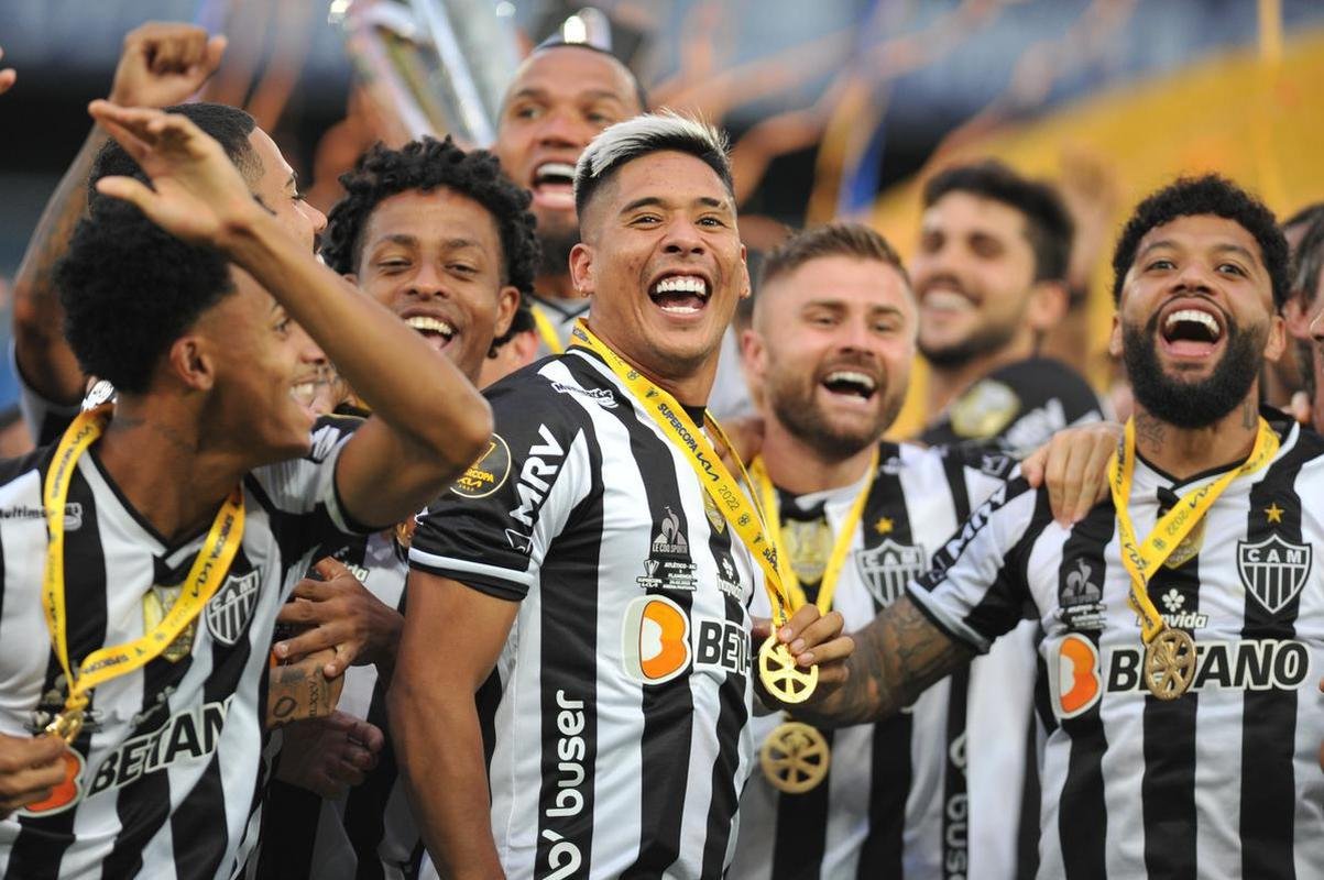 Jogadores do Atltico erguem a taa de campeo da Supercopa do Brasil na Arena Pantanal, em Cuiab