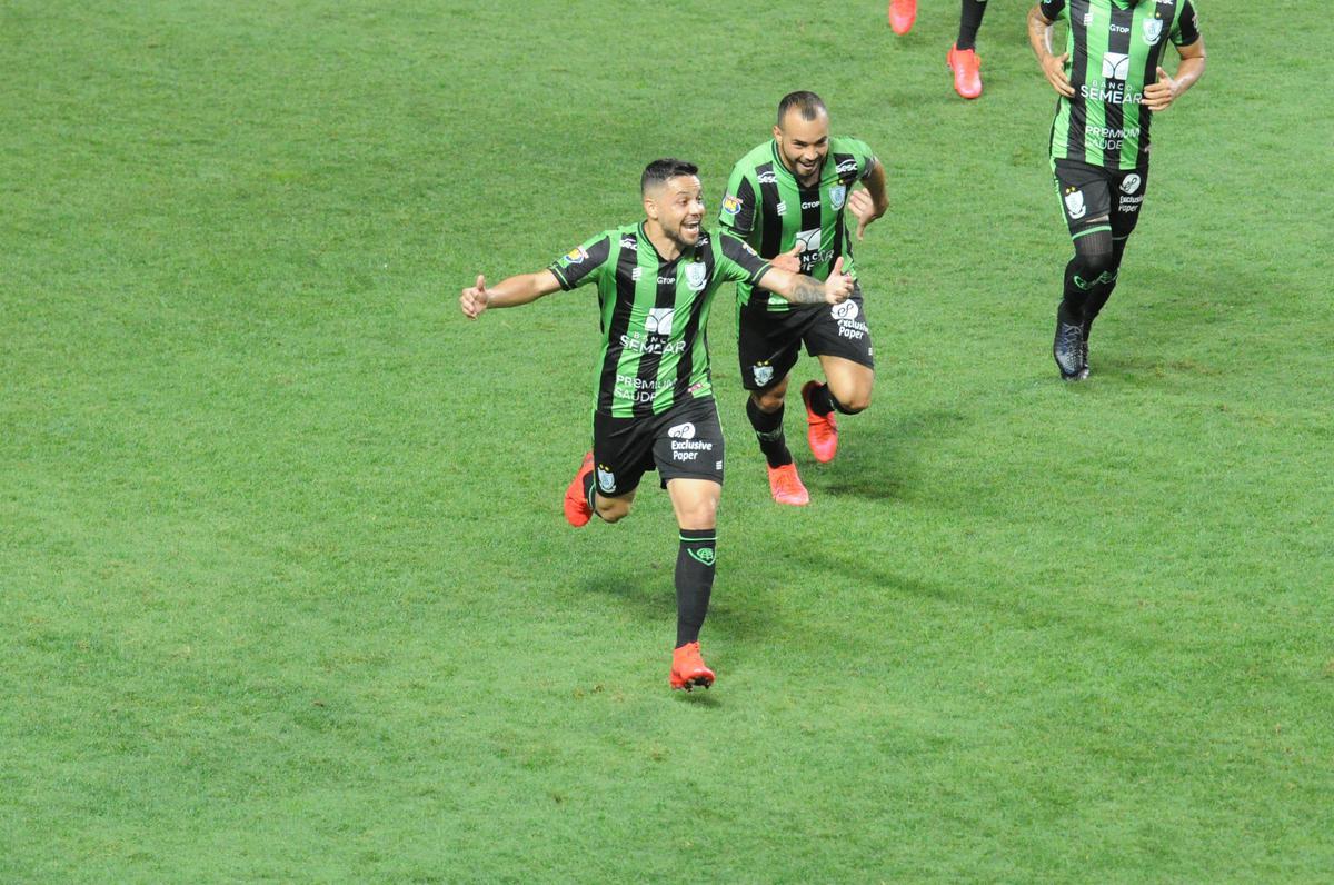 Fotos do duelo entre Amrica e Ponte Preta, no Independncia, em Belo Horizonte, em jogo de volta da quarta fase da Copa do Brasil