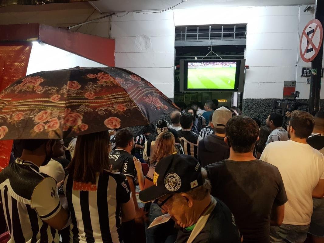 Atleticanos acompanharam Flamengo 2x1 Cear nos bares de Belo Horizonte, na expectativa de comemorar o ttulo antecipado do Campeonato Brasileiro. No entanto, o rival carioca venceu o time nordestino e adiou a festa atleticana.