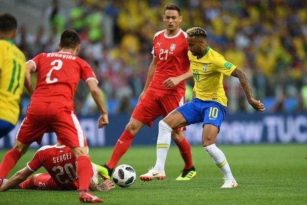 Poucas quedas, assistência e 'ousadia': a atuação de Neymar contra a Sérvia